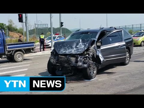 시내버스와 SUV 충돌해 행인 1명 숨져 / YTN