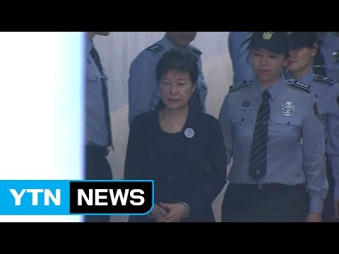 [현장영상] 박근혜 前 대통령, 서울중앙지방법원 도착 / YTN