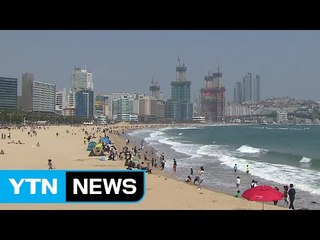 부쩍 올라간 기온에 해운대는 벌써 '피서철' / YTN