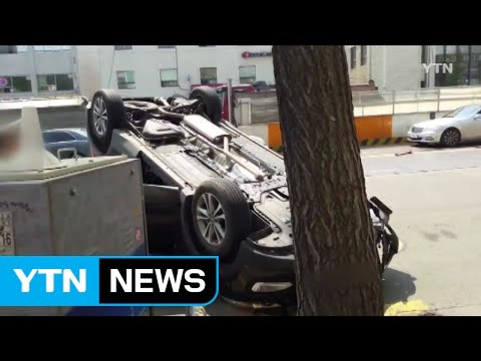 SUV 변전기 들이받고 전복...운전자 다쳐 / YTN