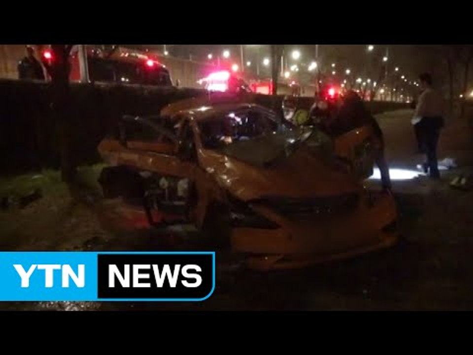 "앞 차량 피하려다"...도로 아래로 택시 추락 / YTN (Yes! Top News)