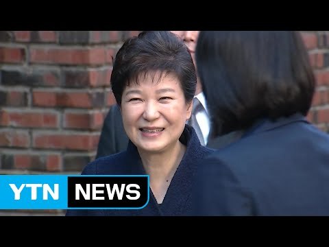 [현장영상] 박근혜 前 대통령 귀가...웃으며 인사 / YTN (Yes! Top News)