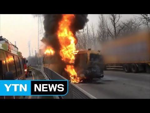 동부간선도로 미니 버스에서 불...불 끄던 경찰 부상 / YTN (Yes! Top News)