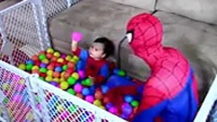 إلسا وسنو وايت ارع العنكبوت الطفل ث سبايدرمان + المرأة القطة مزحة كعكة حكة مضحك خارقة فيديو☆,2018