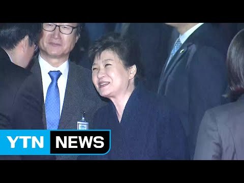 [현장영상] 미소 띠고 악수하는 박근혜 前 대통령 / YTN (Yes! Top News)