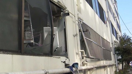 지진으로 기울어진 아파트 출입 통제 / YTN