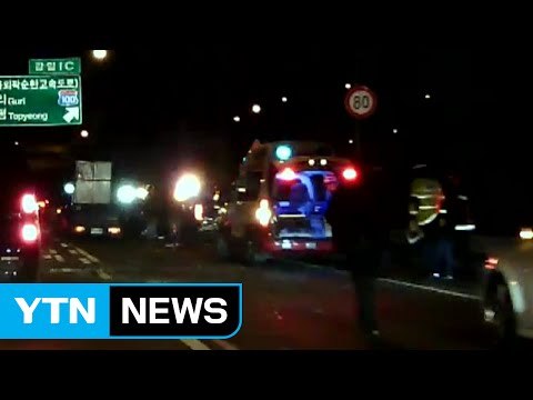 고속도로서 4중 추돌...운전자 1명 부상 / YTN (Yes! Top News)