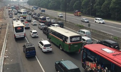 Tol Bekasi-Jakarta Macet 15 Km Dampak Rambu VMS Jatuh