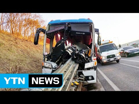 의식 잃은 고속버스 기사... 승객이 운전대 잡아 / YTN (Yes! Top News)