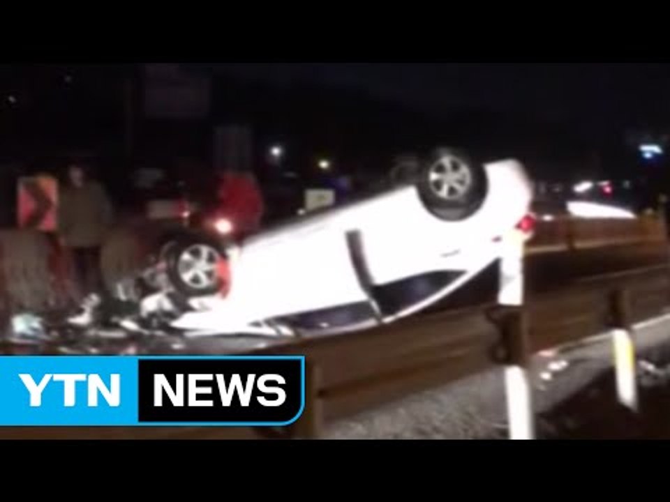 음주 차량이 중앙 분리대 '쿵'...전복 사고 / YTN (Yes! Top News)