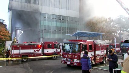 서울교대 공사장 큰불...근로자 50여 명 대피 / YTN