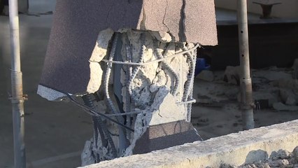 지진 충격에 휘어진 기둥...위태로운 건물 / YTN