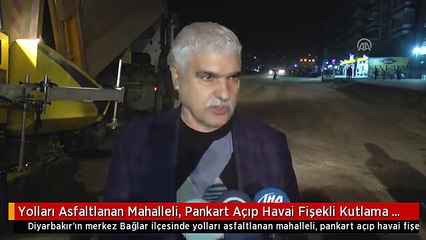 Yolları Asfaltlanan Mahalleli, Pankart Açıp Havai Fişekli Kutlama Yaptı