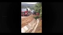 Hai đầu kéo chở xitec cứu hộ xe tải tụt dốc