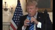 Quand Donald Trump boit maladroitement quelques gorgées d'eau en plein discours