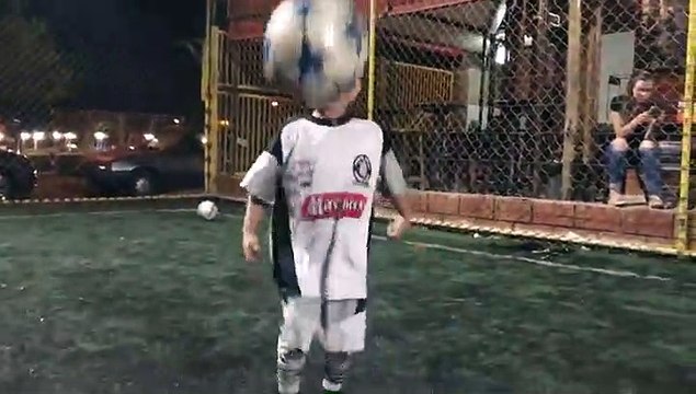 Ce bébé est le futur Messi... Si jeune et déjà le roi des jongles en Football