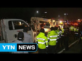 고속도로서 농민-경찰 대치...30여 명 연행 / YTN (Yes! Top News)