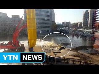 석촌역 상수도관 터져 물바다...한때 도로 전면통제 / YTN (Yes! Top News)