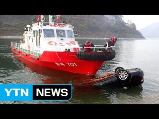 등산객이 물속에 빠진 차량 운전자 구조 / YTN (Yes! Top News)