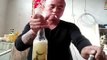 Un chinois boit une bière avec des poissons vivants et de l'alcool flambé
