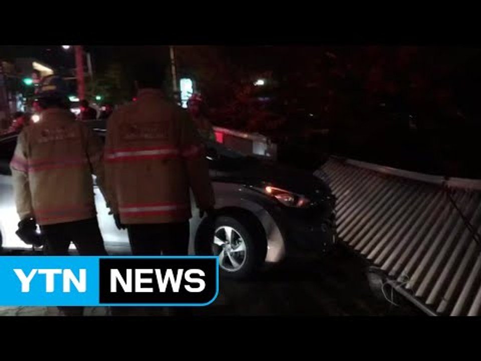 승용차 다리 난간 들이받아...운전자 도주 / YTN (Yes! Top News)