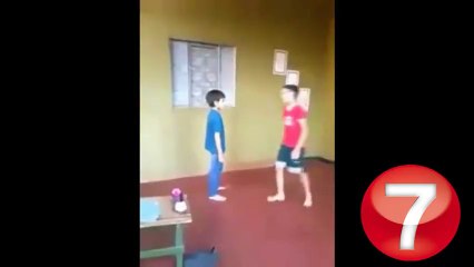 Kardeşine öyle bir tekme attı ki