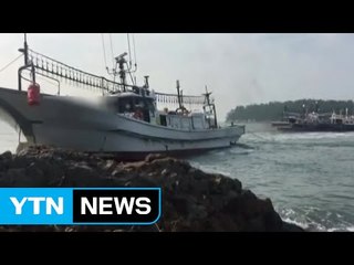 낚싯배, 양식장 부딪힌 뒤  좌초...승객 모두 구조 / YTN (Yes! Top News)