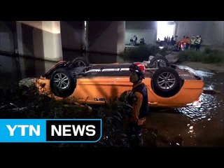 택시끼리 부딪쳐 한 대 추락...4명 다쳐 / YTN (Yes! Top News)