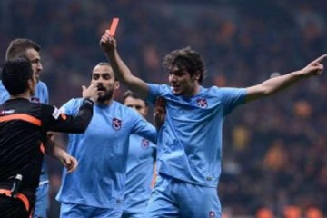 اشهر 20  كارت احمر في تاريخ كرة القدم