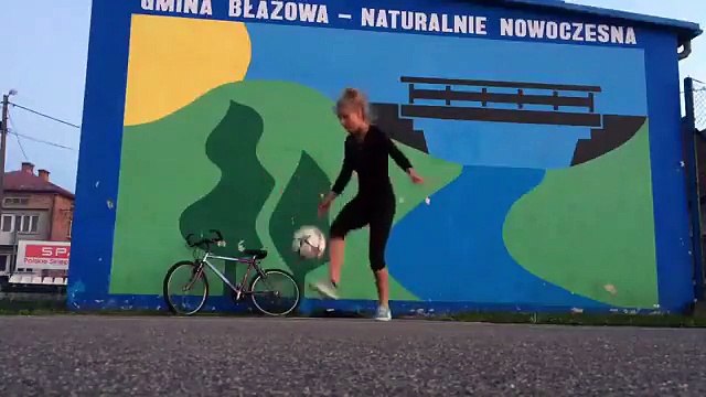 Cette joueuse fait les plus gros dribbles de football jamais vus !