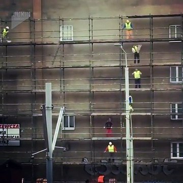 Ces ouvriers montent un échafaudage comme un jeu vidéo !