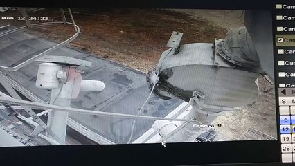 Verser du mais.. sur un camion fermé par le conducteur !! Raté...