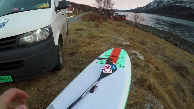 Il rencontre des baleines en Stand Up Paddle dans un Fjord en Norvège !