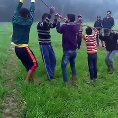 Projeté dans les airs... en oubliant son pantalon !