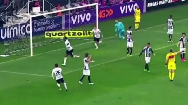 L'impressionnant but de Jô avec le Corinthians