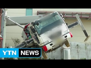 경기도 포천에서 크레인 넘어져...2명 부상 / YTN (Yes! Top News)