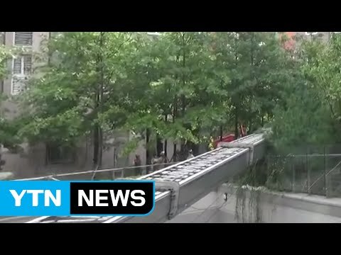 아파트 18층 올라가던 사다리차 쓰러져 / YTN (Yes! Top News)
