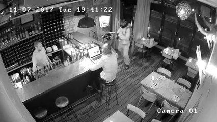 Une impressionnante tentative de vol filmée dans un restaurant !