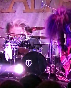 Un batteur vomit en plein concert