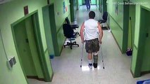 Un infirmier frappe un patient en béquilles