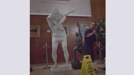 Une statue tente de s'échapper d'un musée
