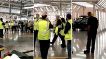 Mourinho surpreende funcionários da Jaguar ao ir buscar o seu novo carro à fábrica
