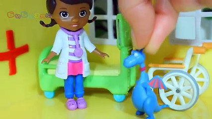 Доктор Плюшева накладывает гипс Свинке Пеппе. Мультик из игрушек