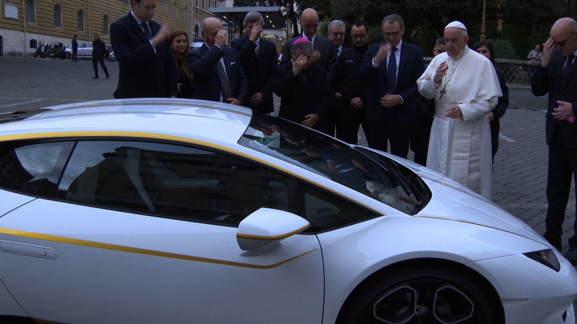 Le pape reçoit une Lamborghini mais reste fidèle à sa papamobile - Vidéo  Dailymotion