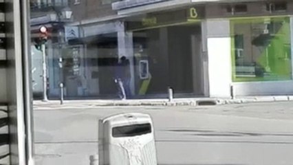 Atracador liberó rehenes durante una hora hasta salir con director encañonado