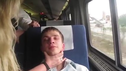 Une contrôleuse secoue un jeune homme pour voir son billet de train