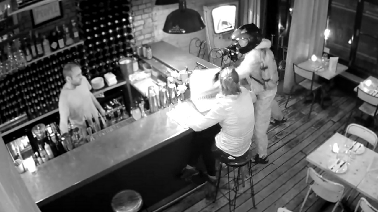 Un homme casqué et armé tente de voler un ordinateur portable