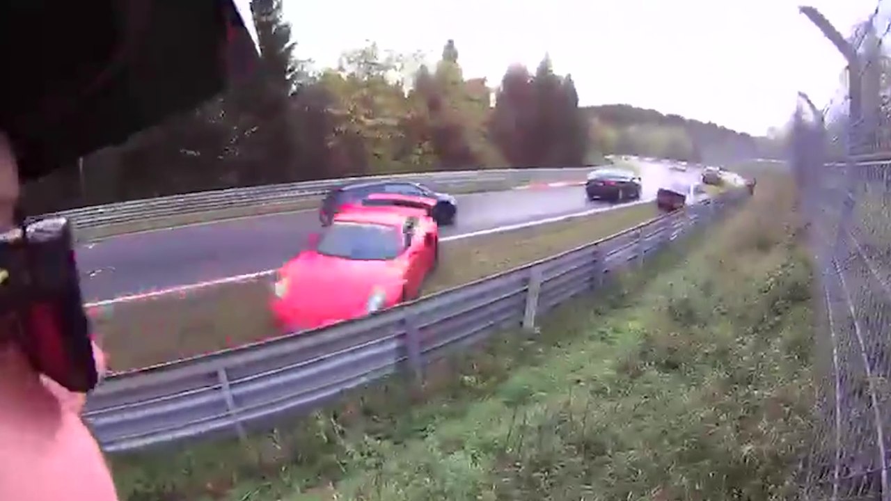 Une voiture déverse un liquide extrêmement glissant sur le circuit du Nürburgring