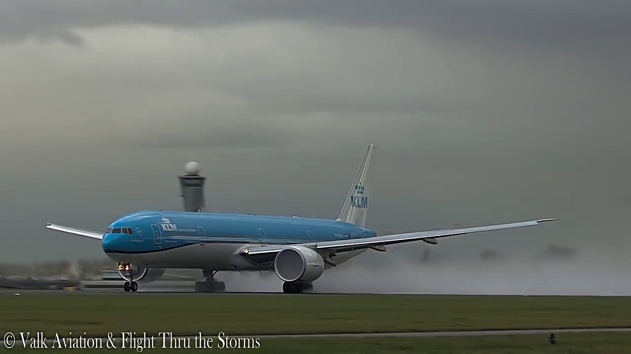 Un avion se prend un éclair en plein décollage