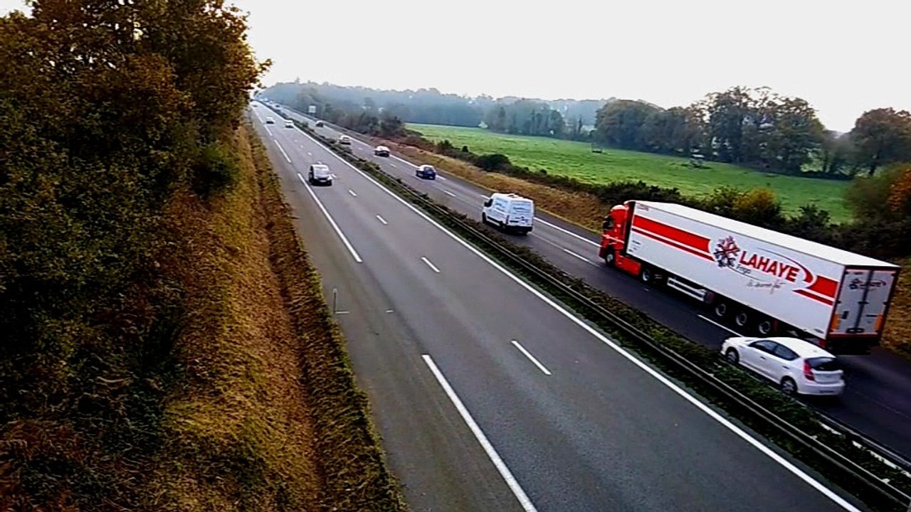 Le flux de la circulation  Sur la voie express  entre Quimperlé et Lorient le 16 novembre 2017 à 11h du matin